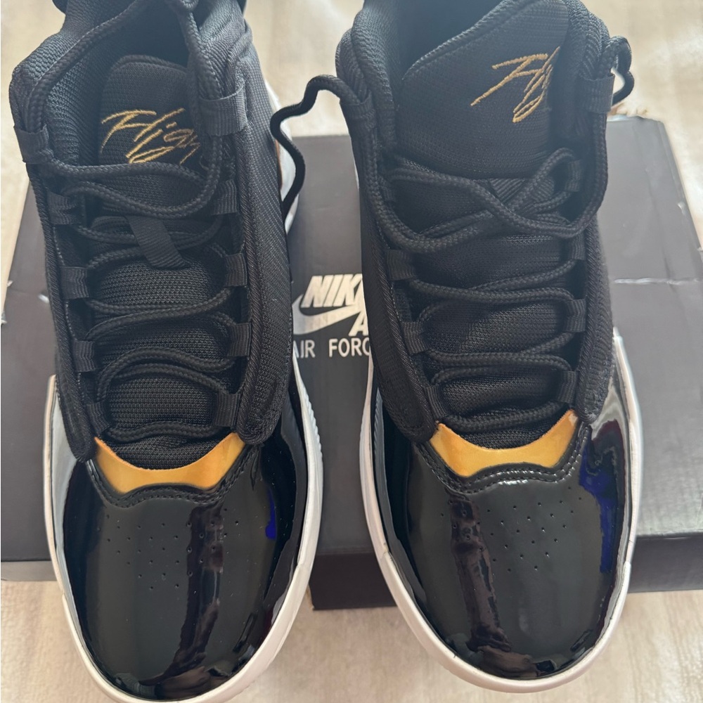 Jordan Max Aura 4 Grade School Boys' "Black/Metallic Gold/White" Shoe Size 6y